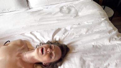 Esposa folla extraño en la ventana del hotel mientras el marido mira / Doble facial / Amateur hotwife - 10 image