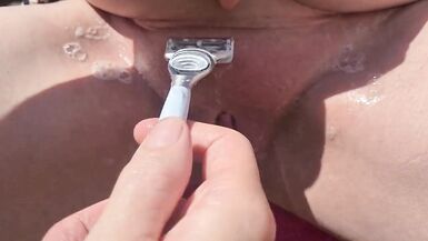 Me raser la chatte dans le jardin, montrer mes gros seins et me faire baiser la chatte avec un doigt pendant que je me masturbe.