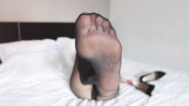 Piedi di nylon. Adorami - JOI - 3 image