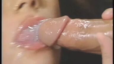 Une fille en chaleur se fait baiser par deux énormes perches après avoir fait une fellation.