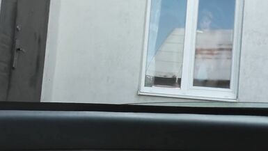 Vicino tassista da auto finestra guarda ancora vicino MILF che lava finestra di appartamento nudo. Nudo in pubblico - 10 image
