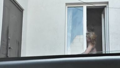 Vicino tassista da auto finestra guarda ancora vicino MILF che lava finestra di appartamento nudo. Nudo in pubblico - 12 image