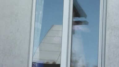 Vicino tassista da auto finestra guarda ancora vicino MILF che lava finestra di appartamento nudo. Nudo in pubblico - 3 image