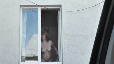 Vicino tassista da auto finestra guarda ancora vicino MILF che lava finestra di appartamento nudo. Nudo in pubblico - 8 image