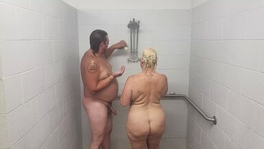 Ehemann und Ehefrau beim Duschen mit Quickie. - 1 image