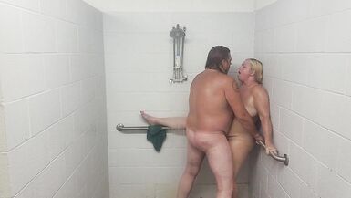 Ehemann und Ehefrau beim Duschen mit Quickie. - 13 image