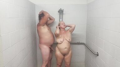 Ehemann und Ehefrau beim Duschen mit Quickie. - 2 image