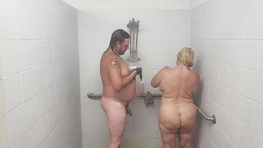 Ehemann und Ehefrau beim Duschen mit Quickie. - 3 image