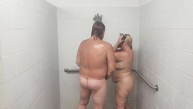 Ehemann und Ehefrau beim Duschen mit Quickie. - 4 image