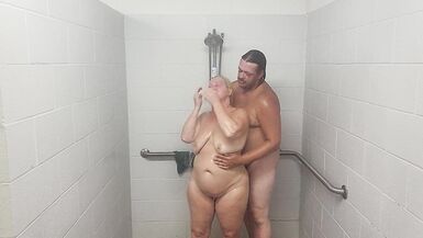 Ehemann und Ehefrau beim Duschen mit Quickie. - 6 image
