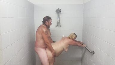 Ehemann und Ehefrau beim Duschen mit Quickie. - 8 image