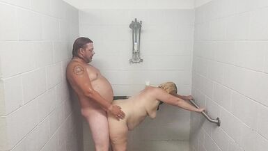 Ehemann und Ehefrau beim Duschen mit Quickie. - 9 image