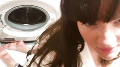 STEPMOM coincée dans une machine à laver, baisée avec une bouteille de bière, doigtée, baisée et finie dans la bouche. - 10 image