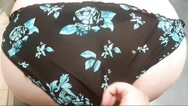 STEPMOM coincée dans une machine à laver, baisée avec une bouteille de bière, doigtée, baisée et finie dans la bouche. - 4 image