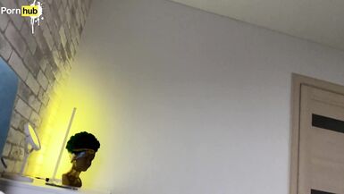 Üvey anne ve üvey oğul bir otel odasında aynı yatağı paylaşırlar. - 10 image