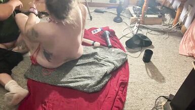 Il est temps dattacher lauriculaire avec un nœud de grenouille et de le menotter, puis de le laisser au plafond pendant que papa Biggin domine. - 14 image