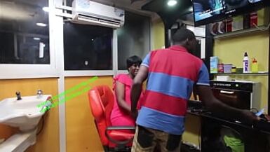 Der Friseur, der seine Dienste nachts nutzt, um seine Kunden in der Öffentlichkeit im Friseursalon zu ficken. zwischen Vergnügen, Betrug und sexueller Erpressung. exklusiv auf XVIDEOS RED zu leben - 1 image