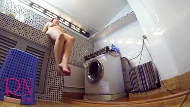 Nudist Haushälterin Regina Noir masturbiert in der Wäscherei. Nacktes Dienstmädchen. Nackte Hausfrau. c 3 - 6 image