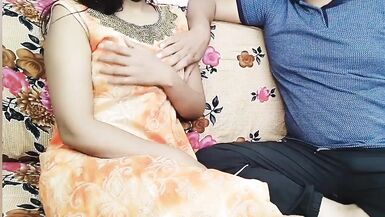 Les tantes de la voisine lécher la chatte en voix hindi. Votre couple indien