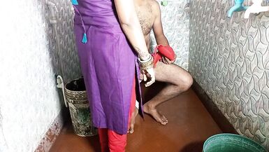 Maa Ne Bete Ko Bathroom Me Bra-Panty Se Land Hilate Pakda Fir Apni Choot Chudayi - 5 image