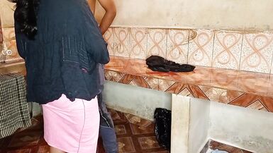 Maid Boli SAHEB Pahle Khana Bana Lene Do Baad Me Aram Se Chod Lena Meri Chut - 4 image