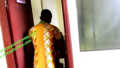 La patronne qui tombait pour se faire baiser grossièrement par sa femme de ménage.  Entre escroquerie, filouterie et corruption sexuelle.  En direct et en exclusivité sur XVIDEOS RED