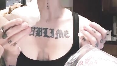 Milf tatuada é preenchida