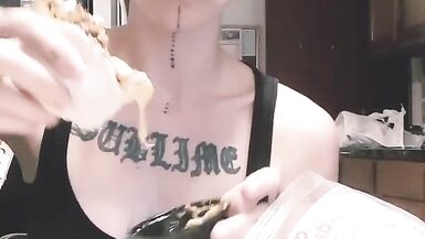Milf tatouée se fait fourrer