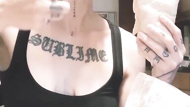 Milf tatuata viene riempita