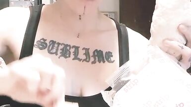 Milf tatuada é preenchida