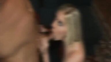 Une blonde parfaite se fait baiser le corps Belle expérience - 7 image