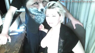 Le vieux Fox presse les seins de sa chienne éternellement inexpérimentée, et elle le suce avec gratitude ! ))