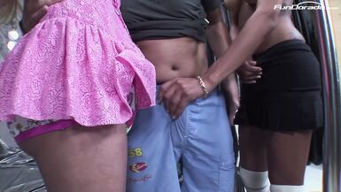 er muss die schwaenze von den zwei heissen girls lutschen - 1 image