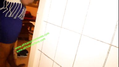 La propriétaire qui trompe son mari avec sa femme de ménage, le gardien de la résidence.  Surpris par le mari dans une baise torride très chaude, il demande à baiser à trois devant. Entre adultère, et corruption sexuelle, XVIDEOS RED - 2 image