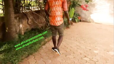 La propriétaire qui trompe son mari avec sa femme de ménage, le gardien de la résidence.  Surpris par le mari dans une baise torride très chaude, il demande à baiser à trois devant. Entre adultère, et corruption sexuelle, XVIDEOS RED - 5 image