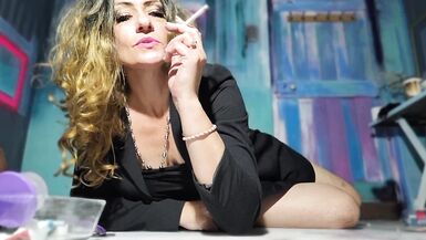 La camgirl Hellocleo40 réalise une vidéo pour un fan, puis Ceasar rentre à la maison et regarde. - 3 image