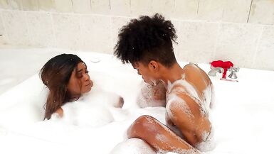 Follando en el Jacuzzi , con mi Hermanastra la mas caliente - 14 image