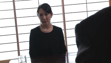 Chino Ogata : : La veuve qui sexcuse par le sexe devant le portrait de son mari - CARIBBEANCOM - 2 image