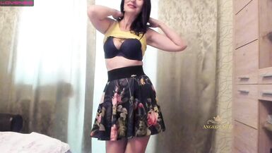 La MILF baise son clitoris, caresse ses seins et gémit de plaisir à lidée que des millions de branleurs inexpérimentés et âgés la regardent, ainsi que des centaines de lesbiennes qui coulent comme des chiennes / Angela-MILF - 6 image