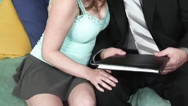 Violet Addamson fait une pipe et baise Alec Knight