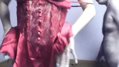 La femme au foyer en lingerie sexy se fait baiser en levrette par le geek Logan dans son lit