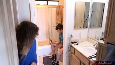 Le beau-fils est accro au porno et sa belle-mère utilise son corps pour lintéresser au sexe réel.