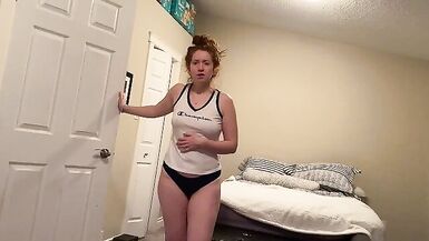 Une femme amatrice baise son mari et prend son sperme sur son visage.