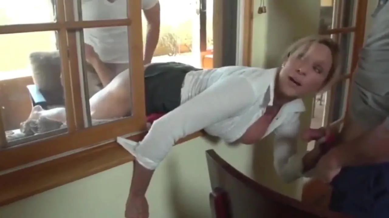 Sexy MOM Stuck in Window regarder en ligne