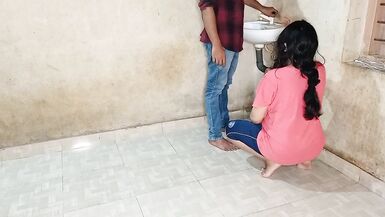 Akeli Bhabhi Ne Jawan Plumber Se Bathroom Me Apni Choot Ki Khujli Mitwayi - Regina Rima - 4 image