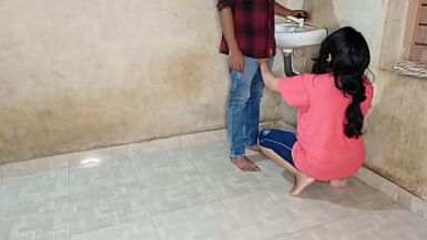 Schwägerin löschte den Durst ihrer Muschi mit einem unerfahrenen Klempner! XXX Klempner Sex in Hindi Stimme - 1 image