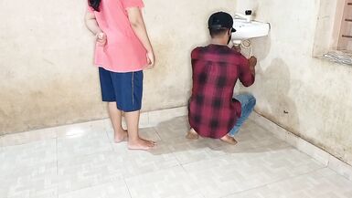 Schwägerin löschte den Durst ihrer Muschi mit einem unerfahrenen Klempner! XXX Klempner Sex in Hindi Stimme - 2 image