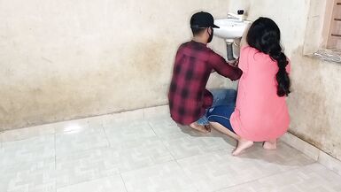 Sister-in-law quenched the thirst of her pussy with a inexperienced plumber! XXX Plumber Sex in Hindi voice