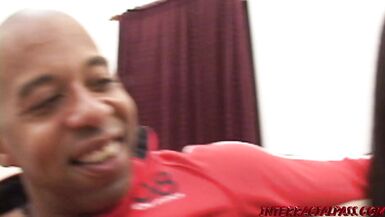 Le sexe conjugal na jamais été comme ça pour la MILF Julie - 2 image