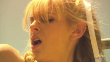 Une jolie blonde inexpérimentée aux petits seins baisée par un cow-boy à la bite bien dure - 10 image